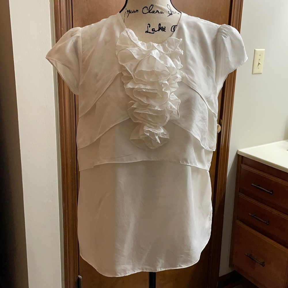 Cabi White Ruffle Top Tee Shirt Blouse Size M Medium Cap Sleeves Like New